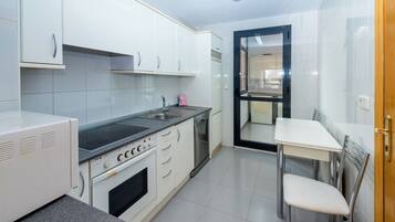 Kühlschrank, Mikrowelle, Ofen, Geschirrspüler