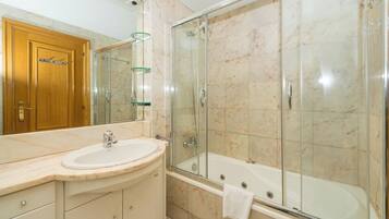 Secadora de cabello, bidet, toallas