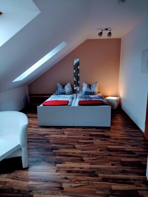 Basic-Doppel- oder -Zweibettzimmer, Nichtraucher | Allergikerbettwaren, Schreibtisch, Bettwäsche