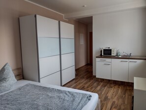 Basic-Doppelzimmer zur Einzelnutzung, Nichtraucher | Allergikerbettwaren, Schreibtisch, Bettwäsche