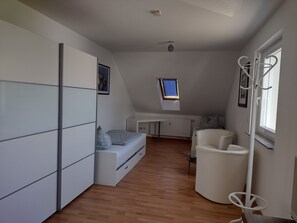 Basic-Doppel- oder -Zweibettzimmer, Nichtraucher | Allergikerbettwaren, Schreibtisch, Bettwäsche