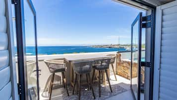 Apartamento familiar, 2 habitaciones, piscina privada, vistas al mar | 1 dormitorio, ropa de cama de alta calidad, decoración individual