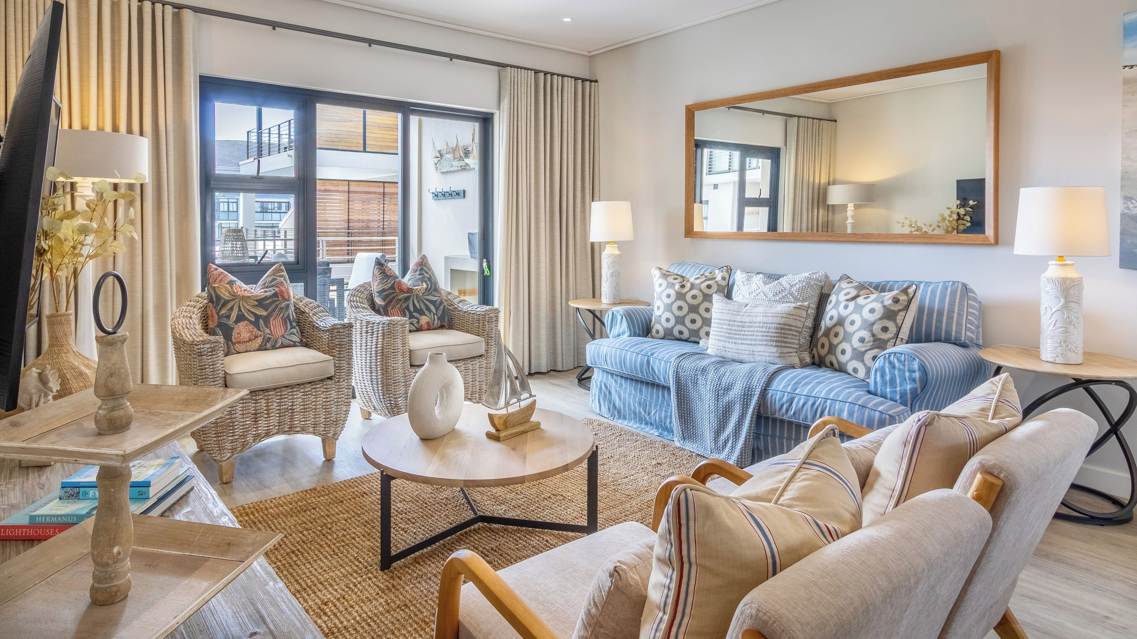 Superior appartement | Woonruimte | Een 42-inch smart-tv met satellietzenders