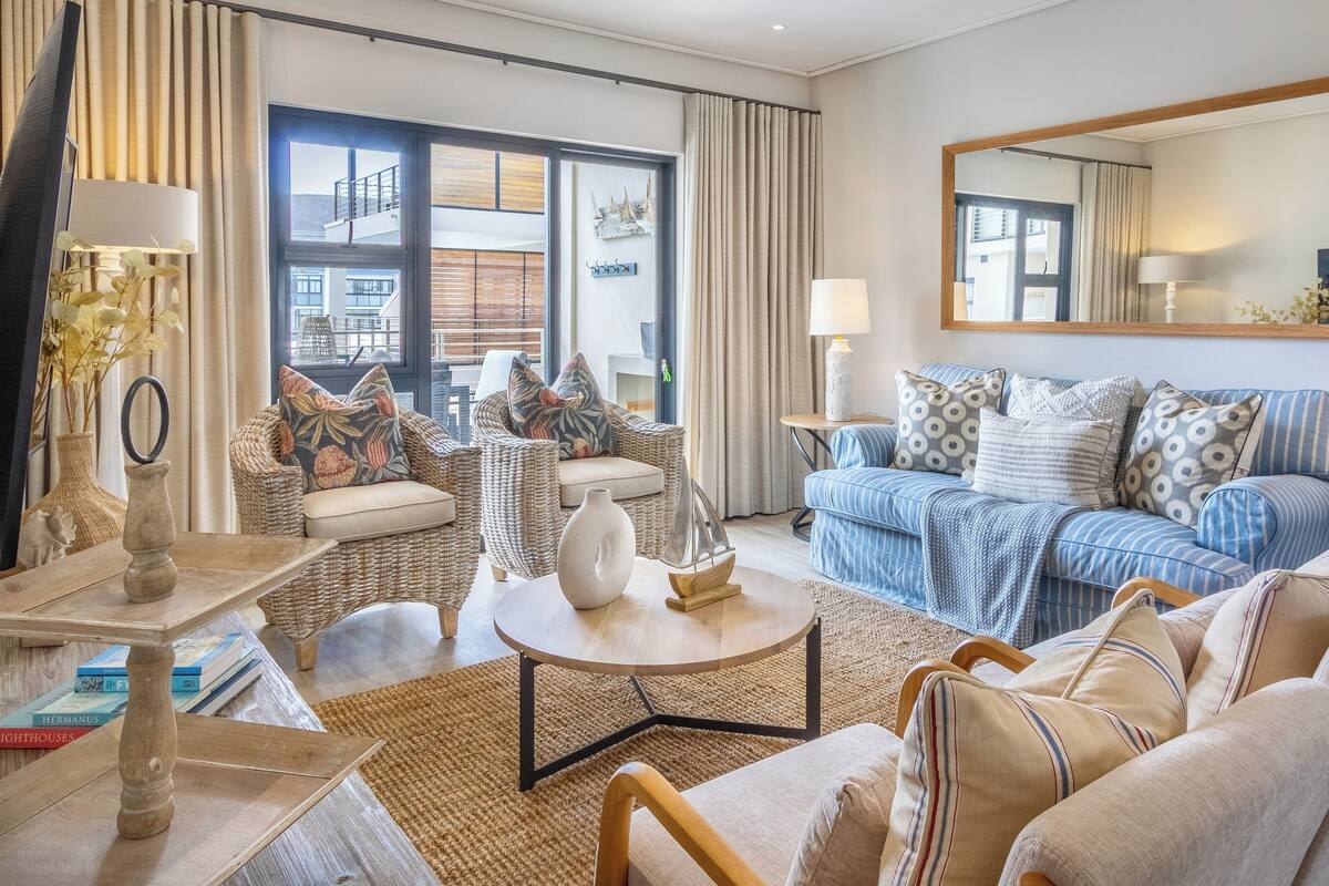 Two Bed Pool View Superior 210 | Zona de estar | Smart TV de 42 pulgadas con canales por satélite