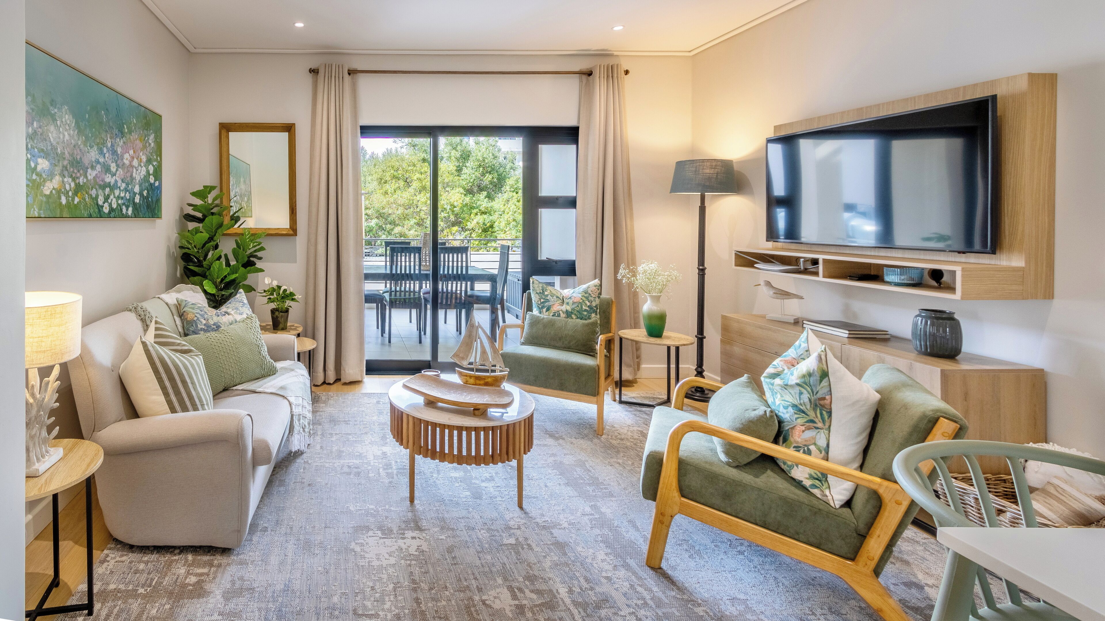 Standaard appartement | Woonruimte | Een 42-inch smart-tv met satellietzenders