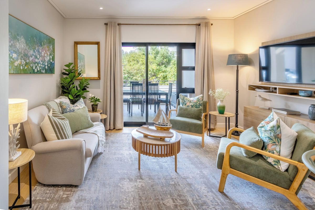 Two Bed Village View Standard 116 | Zona de estar | Smart TV de 42 pulgadas con canales por satélite