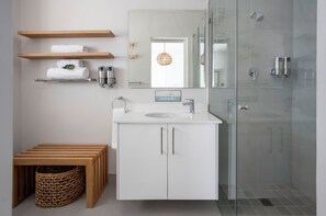 Appartement Supérieur, 2 chambres, balcon, vue partielle sur la mer | Salle de bain
