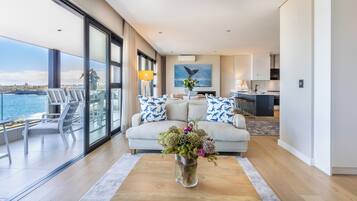 Classic-Penthouse, Balkon, Meerblick | Wohnzimmer | 42-Zoll-Smart-TV mit Satellitenempfang