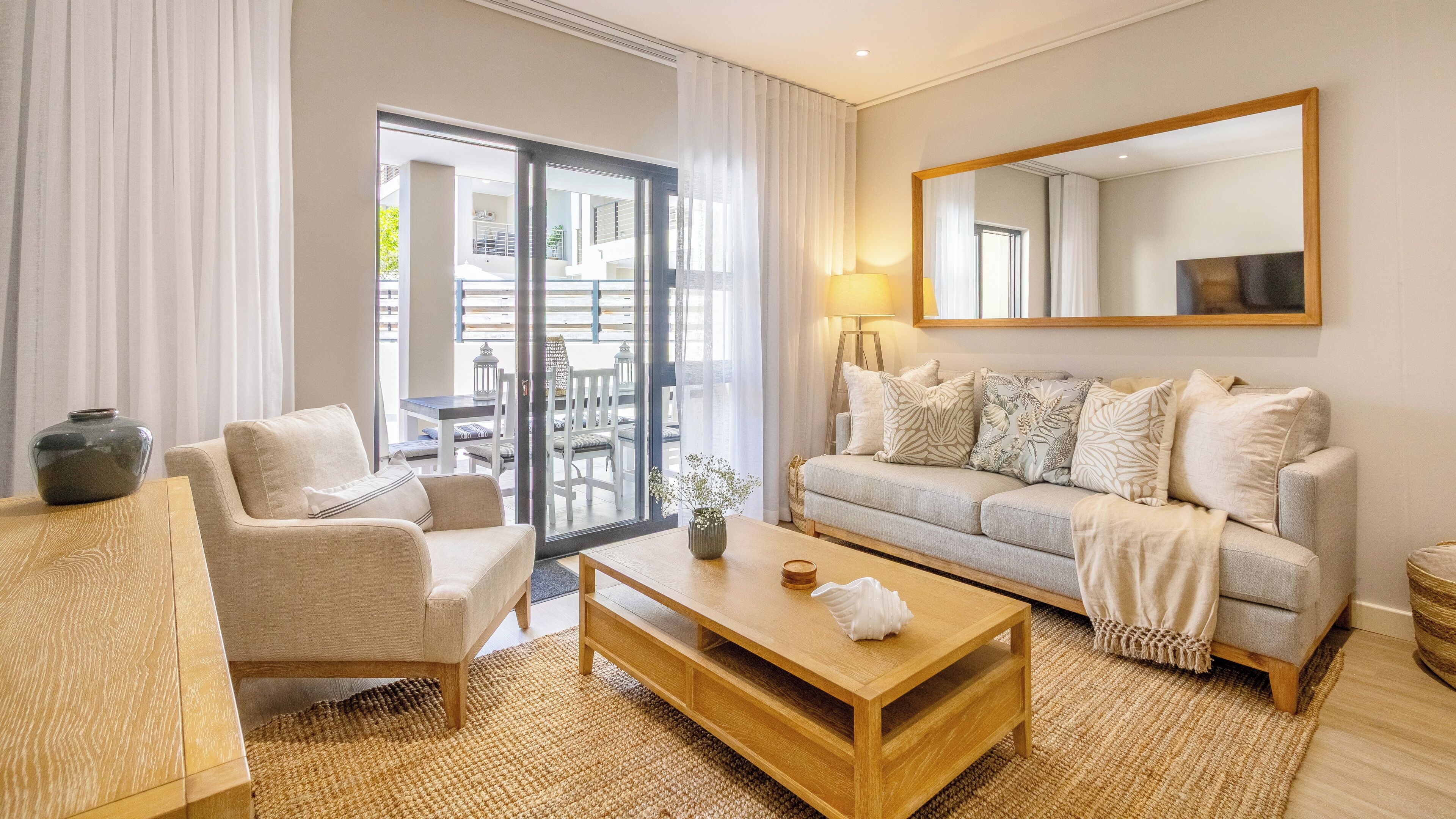 Superior appartement | Woonruimte | Een 42-inch smart-tv met satellietzenders