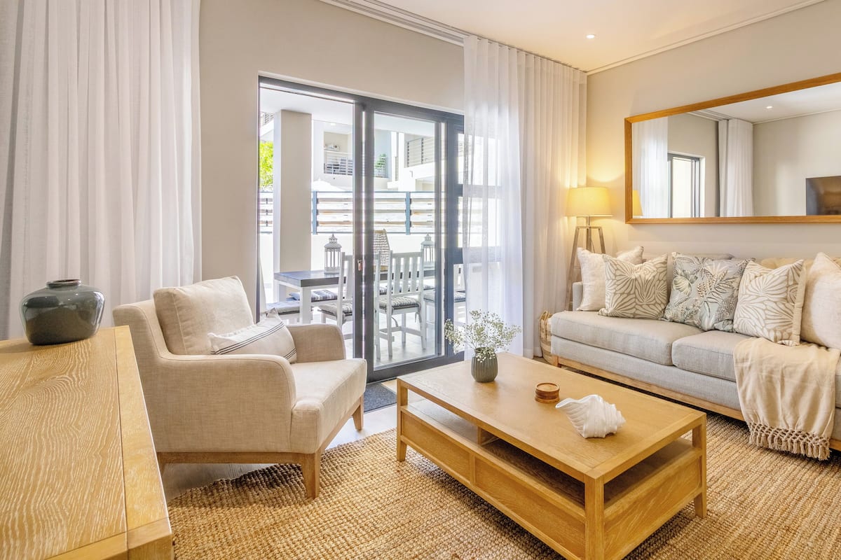 Two Bed Pool Terrace Superior 108 | Zona de estar | Smart TV de 42 pulgadas con canales por satélite