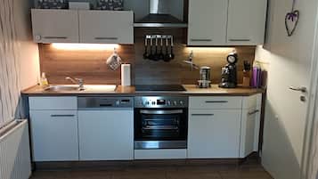 Kühlschrank, Mikrowelle, Herdplatte, Geschirrspüler