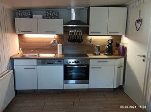 Fridge, microwave, stovetop, dishwasher - Ferienhaus Anne 
Erholung pur im Harz (Thale)