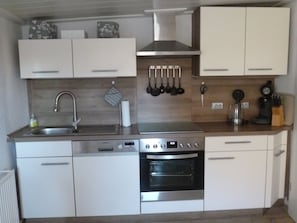 Køleskab, mikrobølgeovn, kogeplade, opvaskemaskine