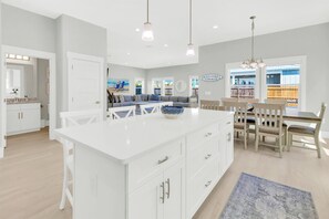 Dining - Tailwinds: Free golf cart, Private hot tub, Pool, Game room, 4min to beach (Miramar Beach)