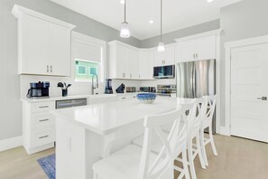 Fridge, microwave, oven, stovetop - Tailwinds: Free golf cart, Private hot tub, Pool, Game room, 4min to beach (Miramar Beach)