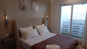 2 soverom, skrivebord, strykejern/-brett og reiseseng for barn
