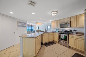 Fridge, microwave, oven, stovetop - ⭐CBC 1-9B –Amazing deals- Beachfront-Pool-Hot Tub-Tennis-Gym!⭐ (Clearwater Beach)