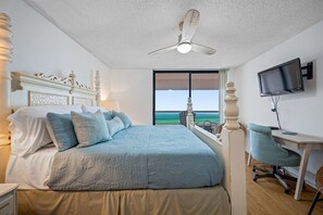 2 bedrooms, desk, iron/ironing board, free WiFi - ⭐CBC 1-9B –Amazing deals- Beachfront-Pool-Hot Tub-Tennis-Gym!⭐ (Clearwater Beach)