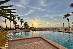 A heated pool - ⭐CBC 1-9B –Amazing deals- Beachfront-Pool-Hot Tub-Tennis-Gym!⭐ (Clearwater Beach)