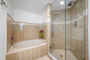 Badewanne, Haartrockner, Handtücher