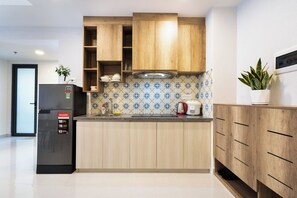 Departamento familiar, 2 habitaciones, balcón | Cocina privada | Refrigerador, microondas, parrilla de estufa y tetera eléctrica 