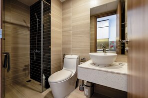 Quarto casal superior, 1 cama Queen, sacada | Banheiro | Chuveiro, produtos de toalete de grife, secador de cabelo, chinelos
