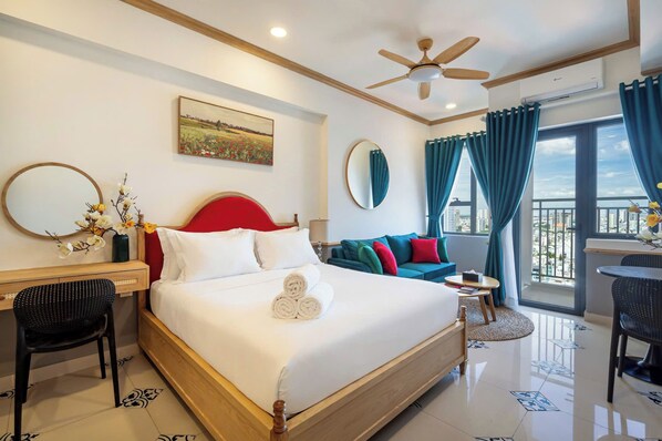 Habitación doble superior, 1 cama Queen size, balcón | Ropa de cama de alta calidad, edredón y camas con efecto memoria 