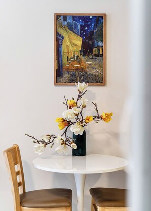 Habitación doble superior, 1 cama Queen size, balcón | Ropa de cama de alta calidad, edredón y camas con efecto memoria 