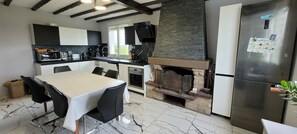 Kylskåp, mikrovågsugn, ugn och spishäll