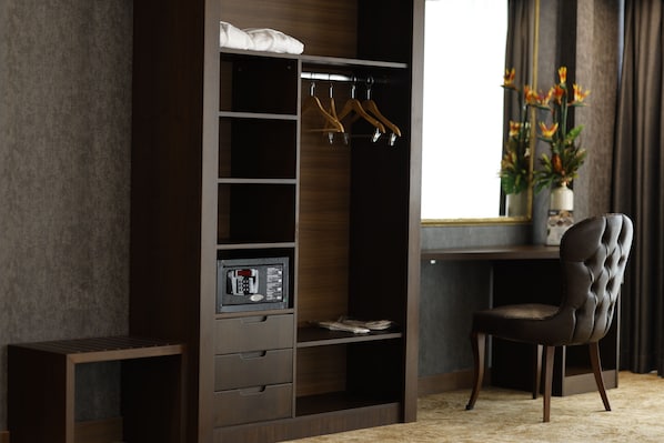 Un dormitorio moderno con armario empotrado, mesita de noche y una silla.