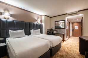 Een minibar, een kluis op de kamer, een bureau, geluiddichte muren