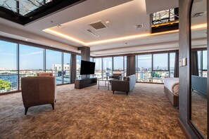 Suit Room | Minibar, caja de seguridad en la habitación y escritorio 