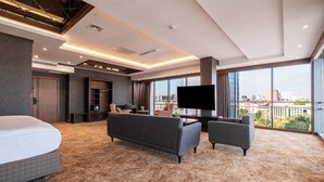 Suit Room | Minibar, safe på rommet, skrivebord og lydisolert