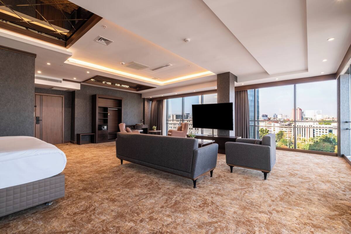 Suit Room | Bar mini, peti besi dalam bilik, meja, kalis bunyi 