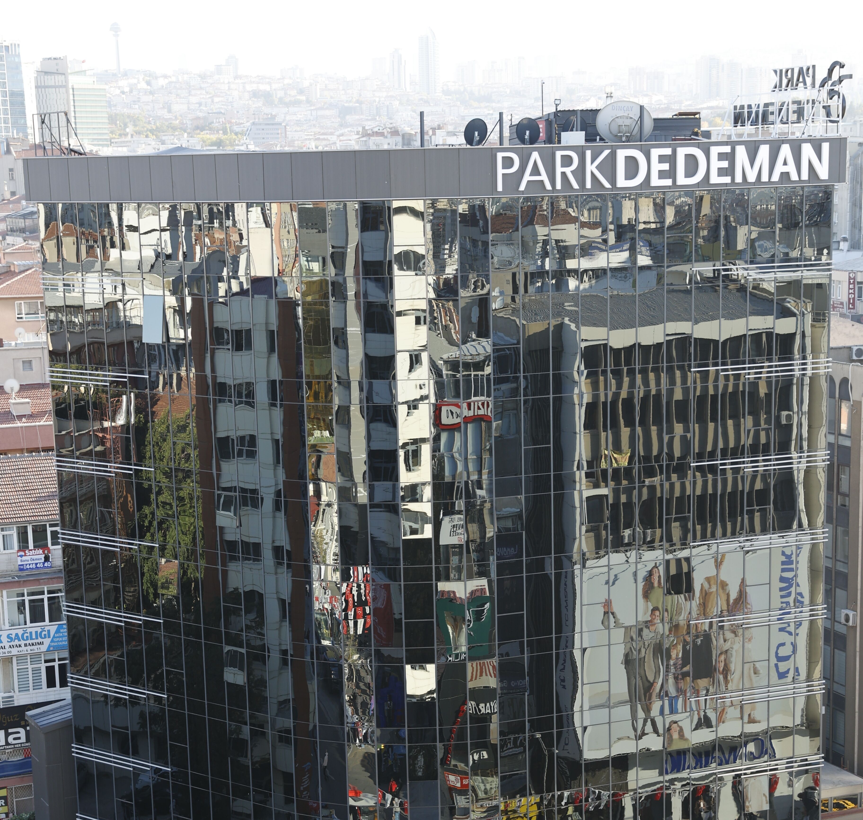 A high-rise building with a large billboard advertising Parkdeedeman.