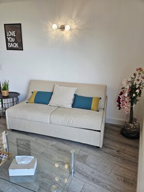 Een smart-tv en boeken