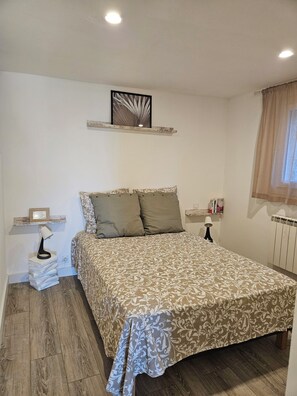 2 slaapkamers, een strijkplank/strijkijzer, reisbedje, gratis wifi