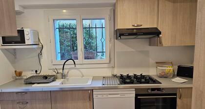 Superbe appartement neuf, 4 couchages, jardin et vue mer, au cĆur du village !