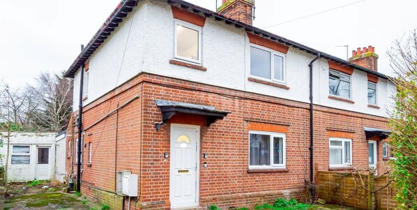 Exterior - Free Parking 1 Bedroom Flat | Sleeps 4 @ Abingdon (Oxford)