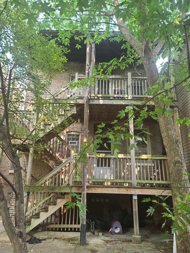 Cozy private bedroom within shared space in Woodlawn,15 minutes from everything!