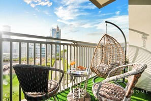 Apartment | Balcony - LUX 52 42 Deluxe Marina view suite (Dubai)