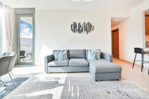 Living area - LUX 52 42 Deluxe Marina view suite (Dubai)