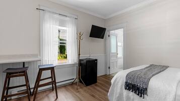 1 chambre, fer et planche à repasser, draps fournis