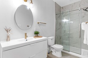 Doccia, asciugacapelli, asciugamani, sapone