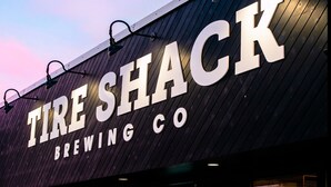 Rakennuksessa on kyltti, jossa lukee: ”TIRE SHACK BREWING CO.”