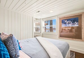 3 bedrooms, free WiFi, bed sheets - Modern Lakefront Escape | Private Dock | Hot Tub (Hot Springs)