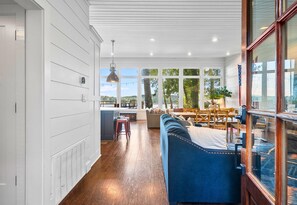 Een smart-tv en boeken