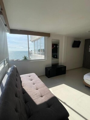 Minibar, caja de seguridad en la habitación, wifi gratis y ropa de cama 