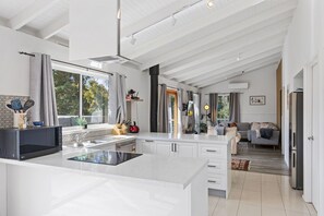 Fridge, microwave, oven, stovetop - Stunning Warburton Mountain Views & Outdoor Living (Warburton)