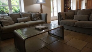 A living room with two sofas, a coffee table, and a lamp. - Beautiful town house for your mini bteak (Cazouls-lès-Béziers)